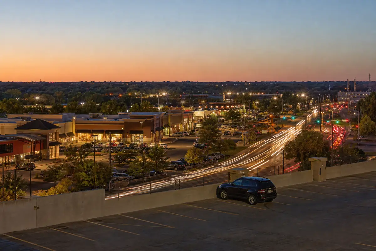 Franchise units are counted by location, so a single owner can add several establishments without adding a firm.